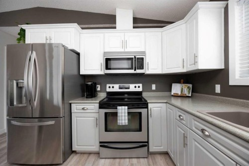 150 Pacific Crescent, Fort Mcmurray, AB - Indoor Photo Showing Kitchen With Stainless Steel Kitchen