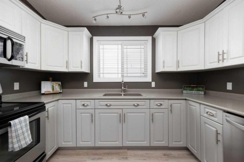 150 Pacific Crescent, Fort Mcmurray, AB - Indoor Photo Showing Kitchen With Double Sink