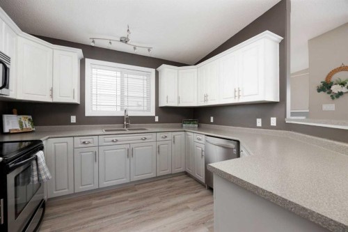 150 Pacific Crescent, Fort Mcmurray, AB - Indoor Photo Showing Kitchen
