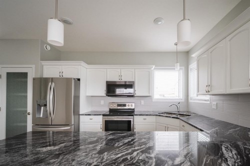 131 Athabasca Crescent, Fort Mcmurray, AB - Indoor Photo Showing Kitchen With Stainless Steel Kitchen With Upgraded Kitchen