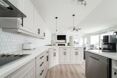 280 Caouette Crescent, Fort Mcmurray, AB - Indoor Photo Showing Kitchen With Upgraded Kitchen