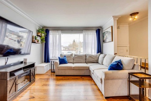 341 Bird Crescent, Fort Mcmurray, AB - Indoor Photo Showing Living Room