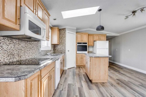 252 Grandview Crescent, Fort Mcmurray, AB - Indoor Photo Showing Kitchen