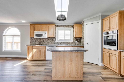 252 Grandview Crescent, Fort Mcmurray, AB - Indoor Photo Showing Kitchen