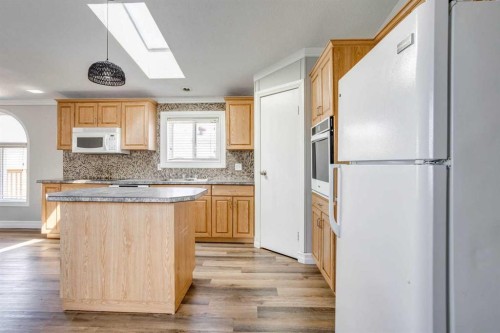 252 Grandview Crescent, Fort Mcmurray, AB - Indoor Photo Showing Kitchen