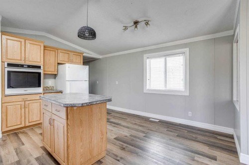 252 Grandview Crescent, Fort Mcmurray, AB - Indoor Photo Showing Kitchen