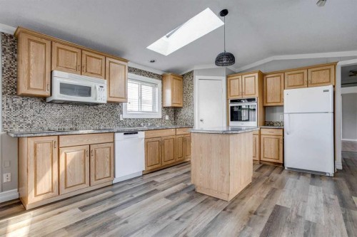 252 Grandview Crescent, Fort Mcmurray, AB - Indoor Photo Showing Kitchen