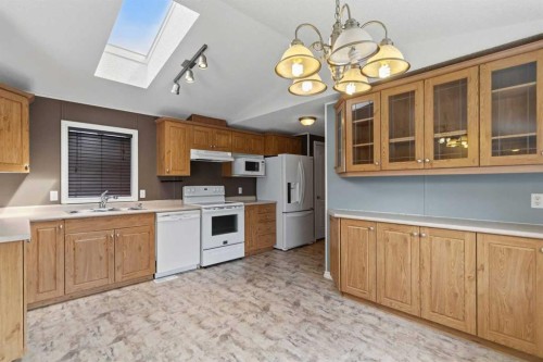 192 Mitchell Drive, Fort Mcmurray, AB - Indoor Photo Showing Kitchen