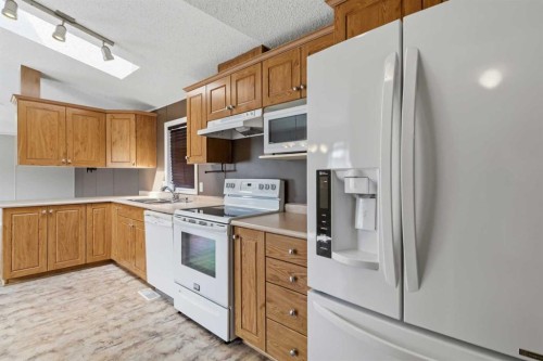 192 Mitchell Drive, Fort Mcmurray, AB - Indoor Photo Showing Kitchen