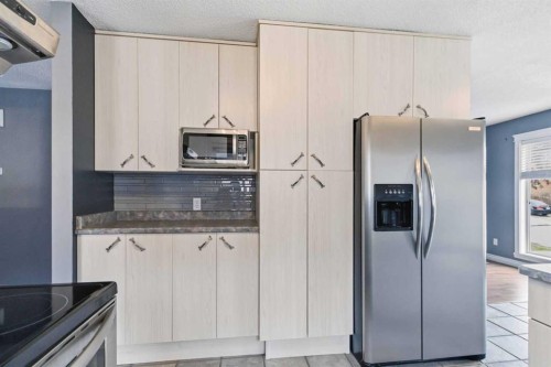 233 Gladstone Bay, Fort Mcmurray, AB - Indoor Photo Showing Kitchen