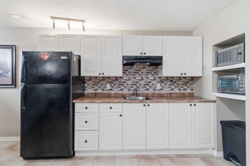 233 Gladstone Bay, Fort Mcmurray, AB - Indoor Photo Showing Kitchen