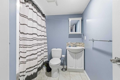 233 Gladstone Bay, Fort Mcmurray, AB - Indoor Photo Showing Bathroom