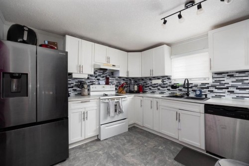 236 Grenfell Crescent, Fort Mcmurray, AB - Indoor Photo Showing Kitchen With Double Sink
