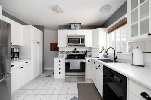 6 Harris Crescent, Fort Mcmurray, AB - Indoor Photo Showing Kitchen With Double Sink