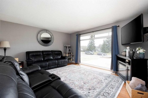 6 Harris Crescent, Fort Mcmurray, AB - Indoor Photo Showing Living Room