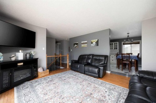 6 Harris Crescent, Fort Mcmurray, AB - Indoor Photo Showing Living Room