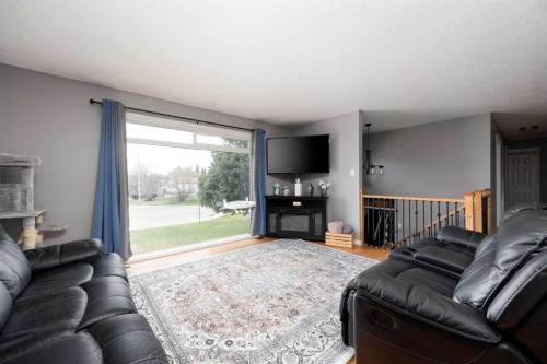6 Harris Crescent, Fort Mcmurray, AB - Indoor Photo Showing Living Room
