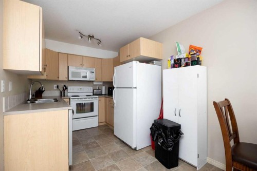 2112-200 Lougheed Drive, Fort Mcmurray, AB - Indoor Photo Showing Kitchen