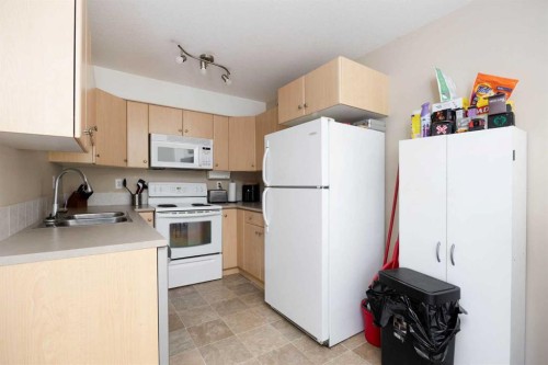 2112-200 Lougheed Drive, Fort Mcmurray, AB - Indoor Photo Showing Kitchen With Double Sink