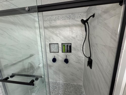 208 Mitchell Drive, Fort Mcmurray, AB - Indoor Photo Showing Bathroom