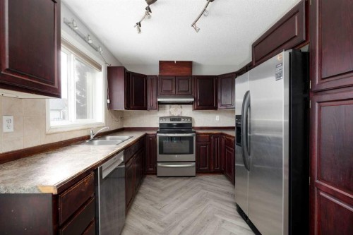 233 Bacon Place, Fort Mcmurray, AB - Indoor Photo Showing Kitchen With Double Sink