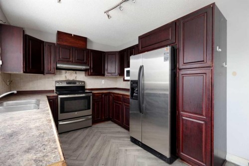 233 Bacon Place, Fort Mcmurray, AB - Indoor Photo Showing Kitchen With Double Sink