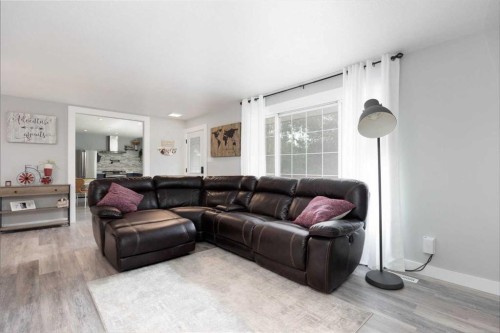 149 Ermine Crescent, Fort Mcmurray, AB - Indoor Photo Showing Living Room