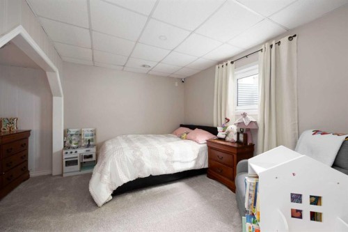 149 Ermine Crescent, Fort Mcmurray, AB - Indoor Photo Showing Bedroom