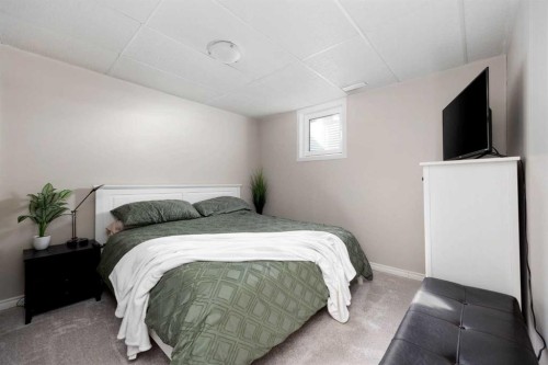 149 Ermine Crescent, Fort Mcmurray, AB - Indoor Photo Showing Bedroom