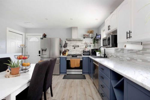 149 Ermine Crescent, Fort Mcmurray, AB - Indoor Photo Showing Kitchen With Upgraded Kitchen