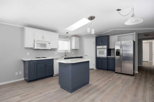 147 Cree Lane, Fort Mcmurray, AB - Indoor Photo Showing Kitchen With Upgraded Kitchen