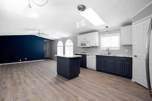 147 Cree Lane, Fort Mcmurray, AB - Indoor Photo Showing Kitchen With Upgraded Kitchen