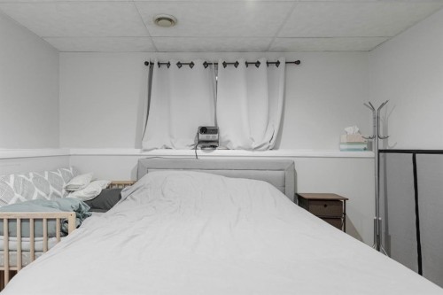 110 Parmenter Crescent, Fort Mcmurray, AB - Indoor Photo Showing Bedroom