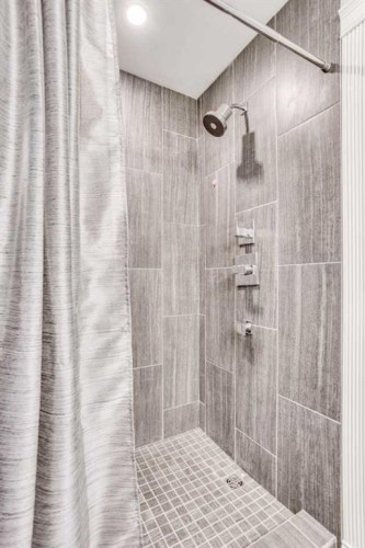 377 Walnut Crescent, Fort Mcmurray, AB - Indoor Photo Showing Bathroom