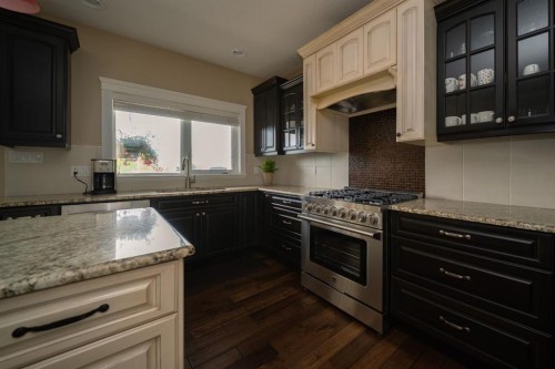 180 Lindstrom Crescent, Fort Mcmurray, AB - Indoor Photo Showing Kitchen With Upgraded Kitchen