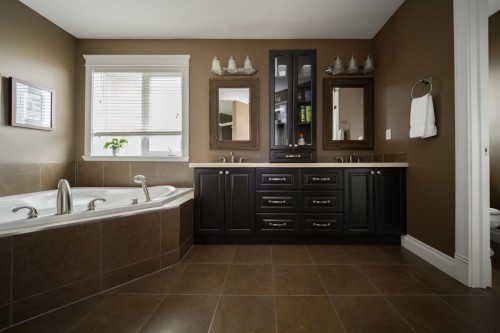 180 Lindstrom Crescent, Fort Mcmurray, AB - Indoor Photo Showing Bathroom