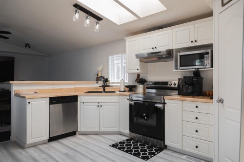 213 Mitchell Drive, Fort Mcmurray, AB - Indoor Photo Showing Kitchen