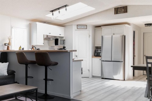 213 Mitchell Drive, Fort Mcmurray, AB - Indoor Photo Showing Kitchen