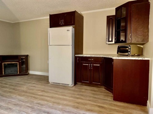 100 Silica Place, Fort Mcmurray, AB - Indoor Photo Showing Kitchen