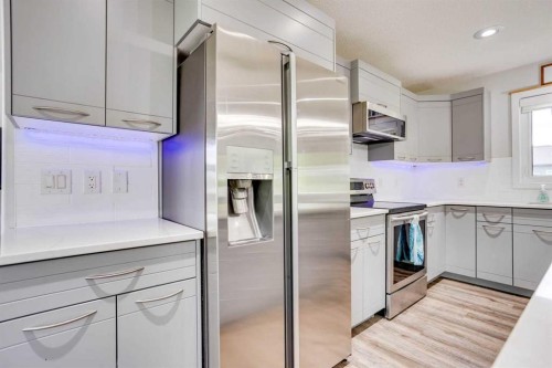 7313 Hughes Avenue, Fort Mcmurray, AB - Indoor Photo Showing Kitchen With Upgraded Kitchen