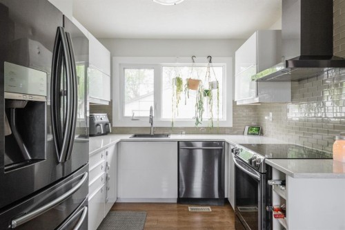 49 Centennial Drive, Fort Mcmurray, AB - Indoor Photo Showing Kitchen With Stainless Steel Kitchen With Upgraded Kitchen