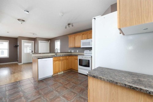 148 Fox Crescent, Fort Mcmurray, AB - Indoor Photo Showing Kitchen