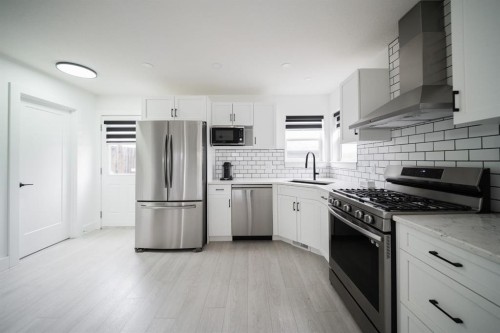 604 Athabasca Avenue, Fort Mcmurray, AB - Indoor Photo Showing Kitchen With Stainless Steel Kitchen With Upgraded Kitchen