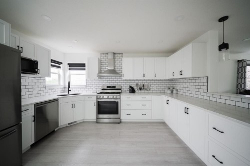 604 Athabasca Avenue, Fort Mcmurray, AB - Indoor Photo Showing Kitchen With Upgraded Kitchen