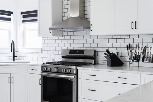 604 Athabasca Avenue, Fort Mcmurray, AB - Indoor Photo Showing Kitchen With Upgraded Kitchen