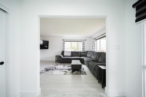 604 Athabasca Avenue, Fort Mcmurray, AB - Indoor Photo Showing Living Room