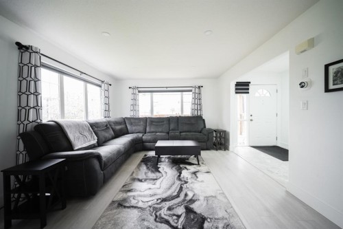 604 Athabasca Avenue, Fort Mcmurray, AB - Indoor Photo Showing Living Room