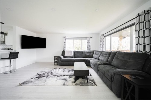 604 Athabasca Avenue, Fort Mcmurray, AB - Indoor Photo Showing Living Room