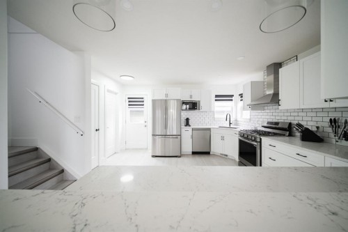 604 Athabasca Avenue, Fort Mcmurray, AB - Indoor Photo Showing Kitchen With Stainless Steel Kitchen With Upgraded Kitchen