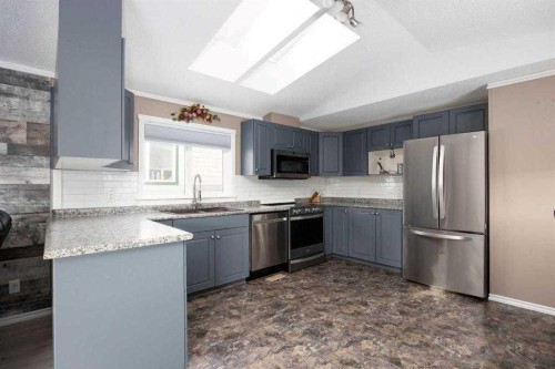 120 Hunter Street, Fort Mcmurray, AB - Indoor Photo Showing Kitchen With Upgraded Kitchen